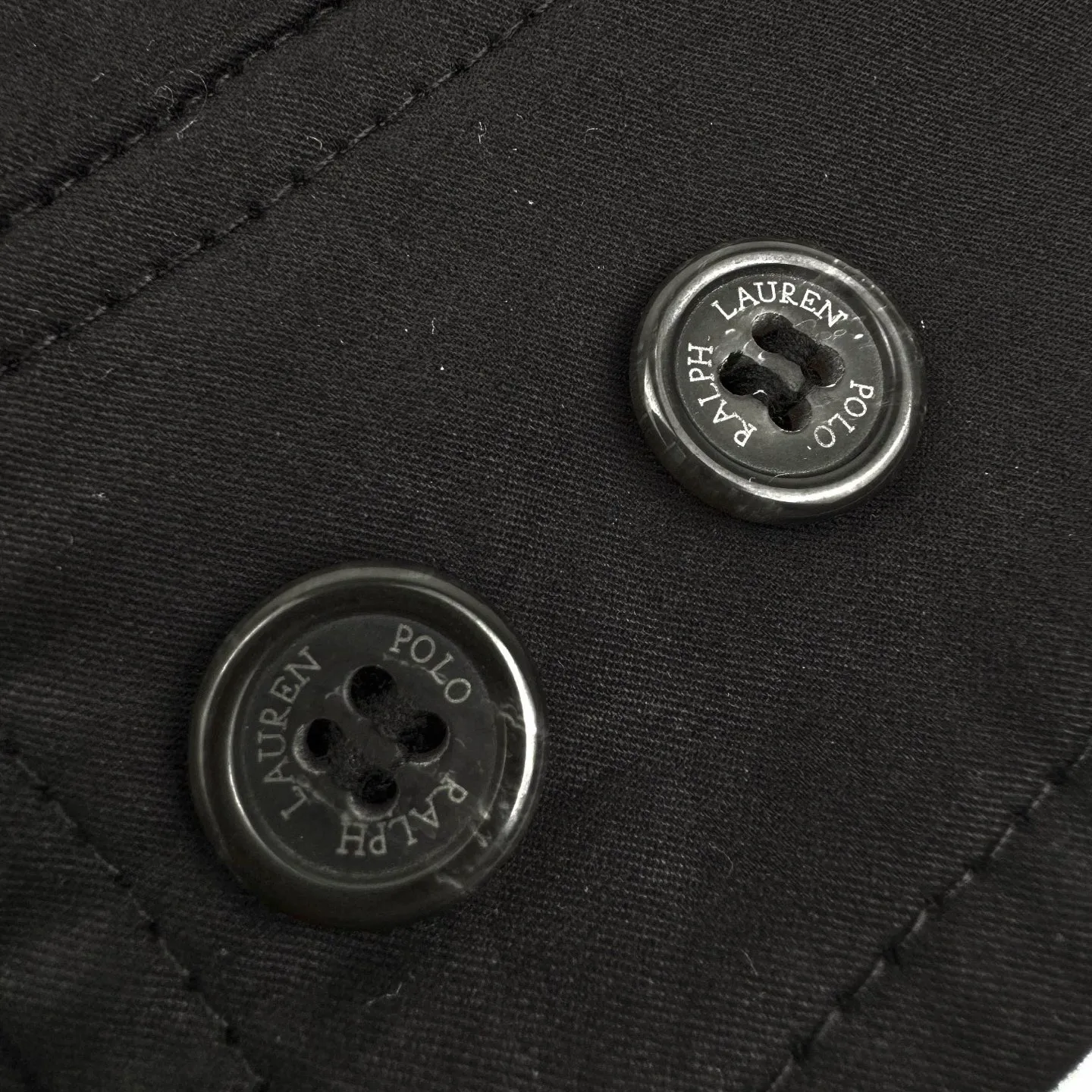 P490 Ralph Lauren Ralph Lauren embroidered zipper jacket (black). The original version was purchased for 2,490 and developed. The fabric is made of custom-made cotton double-ply small diagonal elegant fabric. It is soft and silky, comfortable and close to the skin. It uses a pure black tone as the base color. A touch of light gold pony logo embroidery is embellished on the chest. It is more dazzling because of the black background. It is low-key and powerful. Subtle changes in luster inject breathing and vitality into the black jacket. Outline high-end outlines with extreme simplicity, showing taste in silence. Universal adaptability to style, using imported machine embroidery technology. Use advanced computer control system and precision mechanical components to realize the iconic pony embroidery operation. High precision. The lines are smooth and delicate. The template machine opens the bag. The preset template guides the position, shape and size of the bag. The accuracy ensures the quality of the bag opening effect. Infrared positioning cutting machine achieves precise positioning of the material through infrared transmitter and infrared receiver. The precision can reach the micron level, thereby meeting the effect of high-precision cutting of plaid alignment. The fabrics have been carefully washed, have a better hand feel, are not easy to deform, are not easy to shrink, are not easy to fade, and maintain long-term beauty. Size:S-M-L-XL